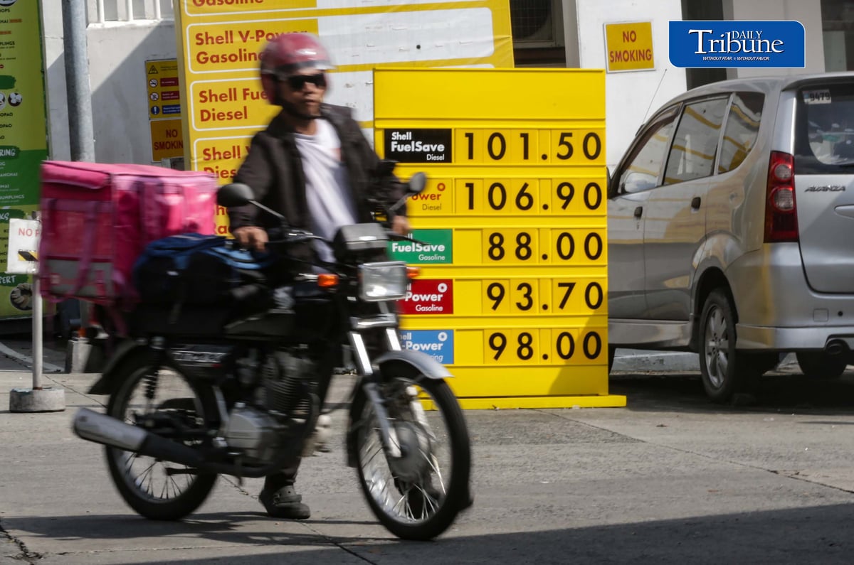 FUEL PRICES SURGE ⛽
Motorists refuel at a Shell gas station in Quezon City on Tuesday, 22 September 2026, as major fuel price hikes take effect nationwide.
Diesel prices rose by P8.82 per liter, gasoline by P4.88 and kerosene by P6.47 amid tensions in the Middle East and a weaker peso. Diesel pump prices are expected to range from P96.53 to P110.82 per liter.
📷 Analy Labor