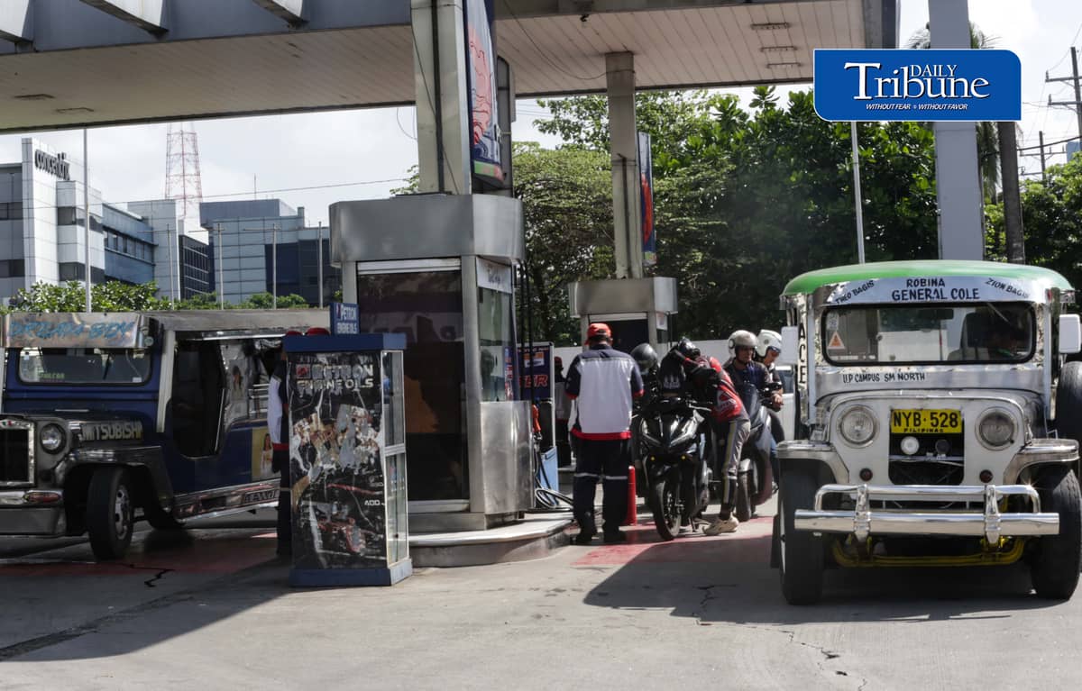 FUEL PRICE HIKE HITS MOTORISTS ⛽
Motorists refuel at a Petron gas station in Quezon City on Tuesday, 22 September 2026, as higher pump prices take effect.
Diesel increased by P8.82 per liter, gasoline by P4.88 and kerosene by P6.47 amid tensions in the Middle East and a weaker peso. Diesel prices are expected to range from P96.53 to P110.82 per liter.
📷 Analy Labor