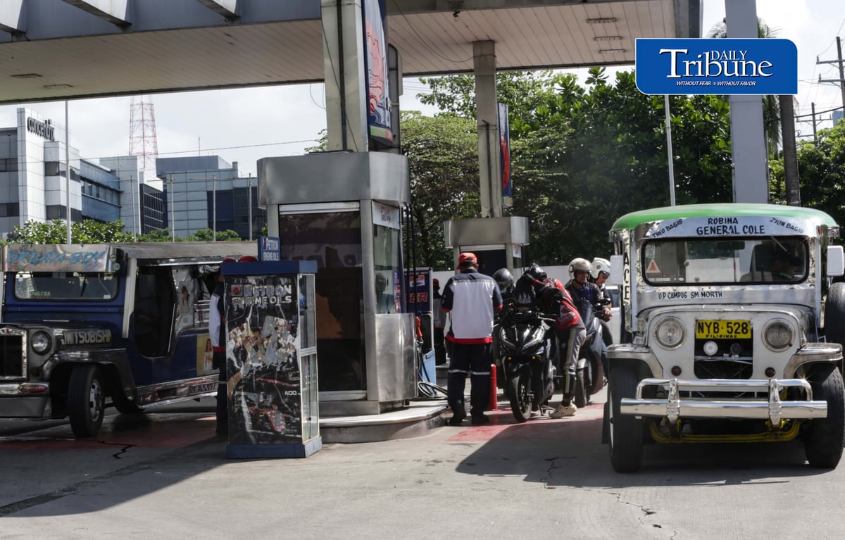 FUEL PRICE HIKE HITS MOTORISTS ⛽
Motorists refuel at a Petron gas station in Quezon City on Tuesday, 22 September 2026, as higher pump prices take effect.
Diesel increased by P8.82 per liter, gasoline by P4.88 and kerosene by P6.47 amid tensions in the Middle East and a weaker peso. Diesel prices are expected to range from P96.53 to P110.82 per liter.
📷 Analy Labor