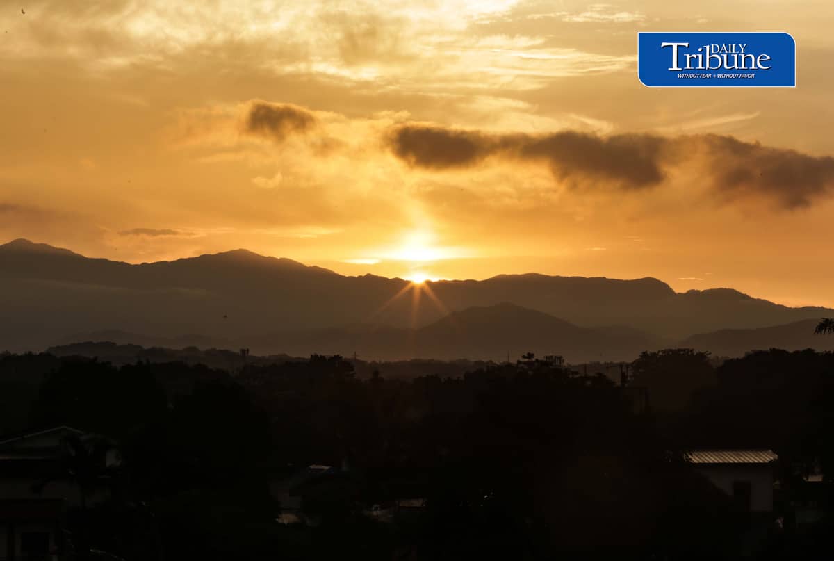 EQUINOX MORNING
The sun rises brightly over Caloocan City on Wednesday, 23 September 2026, as the Philippines experiences the September equinox.
PAGASA said the equinox occurred at around 8 a.m., when the sun was directly above the equator, making day and night nearly equal in length. In Metro Manila, daylight lasted about 12 hours and six minutes. | Analy Labor