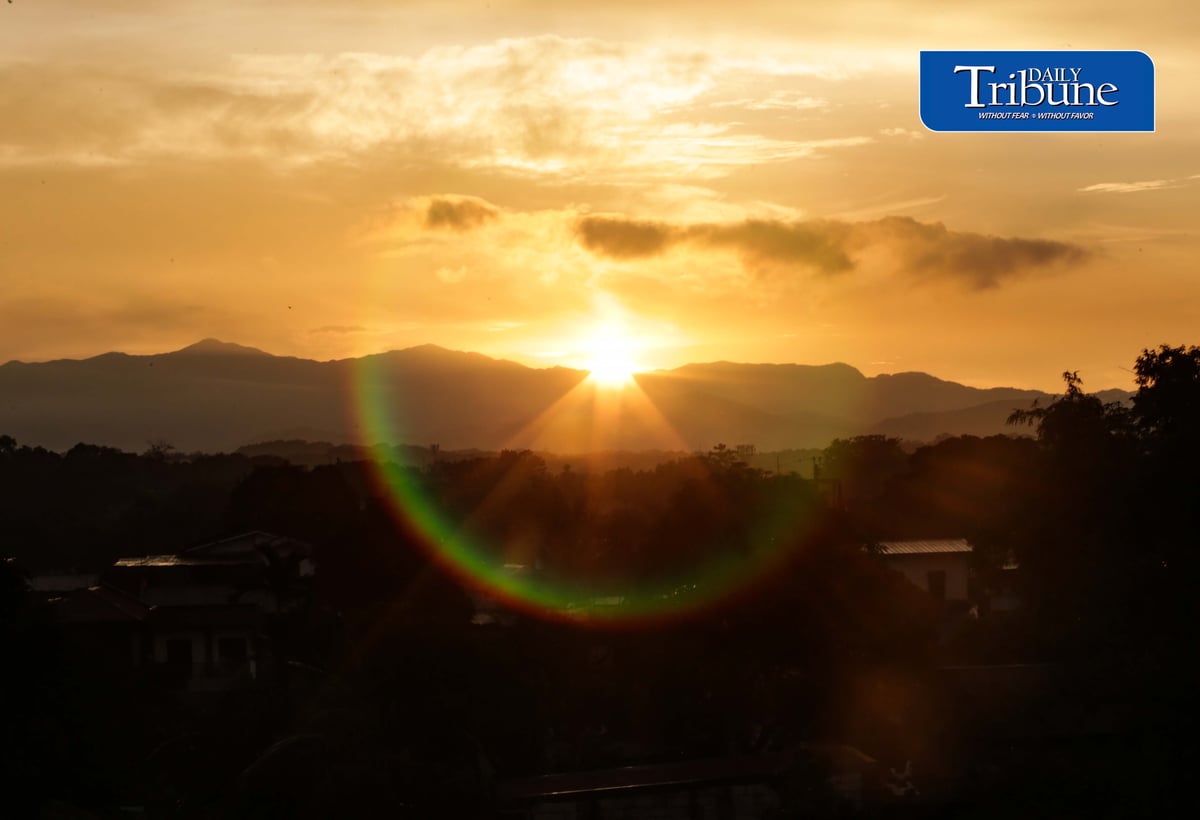 EQUINOX MORNING
The sun rises brightly over Caloocan City on Wednesday, 23 September 2026, as the Philippines experiences the September equinox.
PAGASA said the equinox occurred at around 8 a.m., when the sun was directly above the equator, making day and night nearly equal in length. In Metro Manila, daylight lasted about 12 hours and six minutes. | Analy Labor