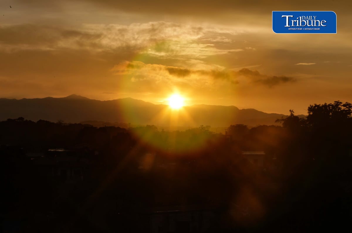 EQUINOX MORNING
The sun rises brightly over Caloocan City on Wednesday, 23 September 2026, as the Philippines experiences the September equinox.
PAGASA said the equinox occurred at around 8 a.m., when the sun was directly above the equator, making day and night nearly equal in length. In Metro Manila, daylight lasted about 12 hours and six minutes. | Analy Labor