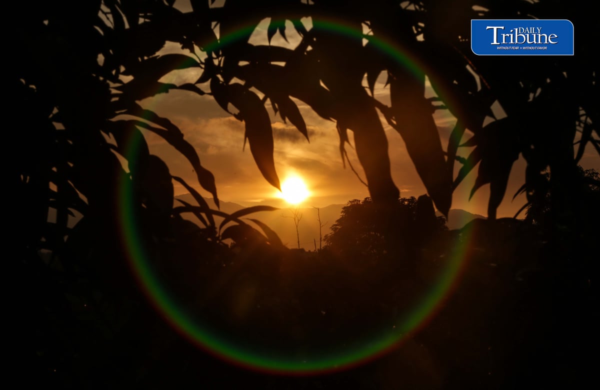 EQUINOX MORNING
The sun rises brightly over Caloocan City on Wednesday, 23 September 2026, as the Philippines experiences the September equinox.
PAGASA said the equinox occurred at around 8 a.m., when the sun was directly above the equator, making day and night nearly equal in length. In Metro Manila, daylight lasted about 12 hours and six minutes. | Analy Labor