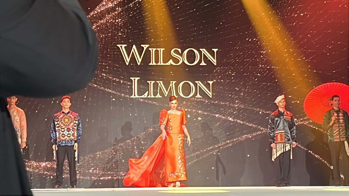 Miss Universe 2018 Catriona Gray showcases a creation by Davao-based
fashion designer Wilson Limon.