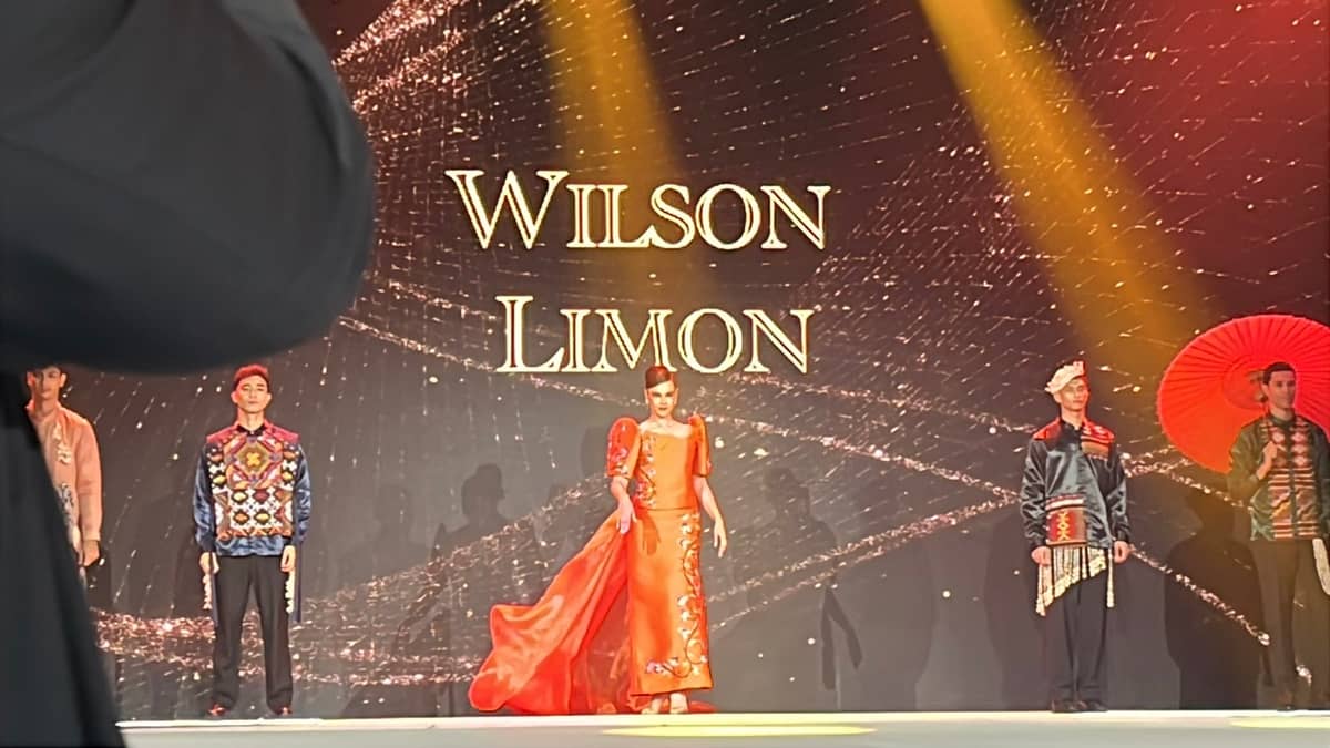 Miss Universe 2018 Catriona Gray showcases a creation by Davao-based
fashion designer Wilson Limon.