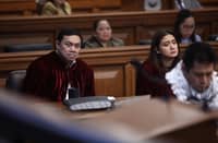 Senator Mark Villar voted differently from the rest of the minority bloc, which includes his sister, Senator Camille Villar, on lowering the conviction threshold for Vice President Sara Duterte.