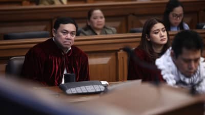Senator Mark Villar voted differently from the rest of the minority bloc, which includes his sister, Senator Camille Villar, on lowering the conviction threshold for Vice President Sara Duterte.