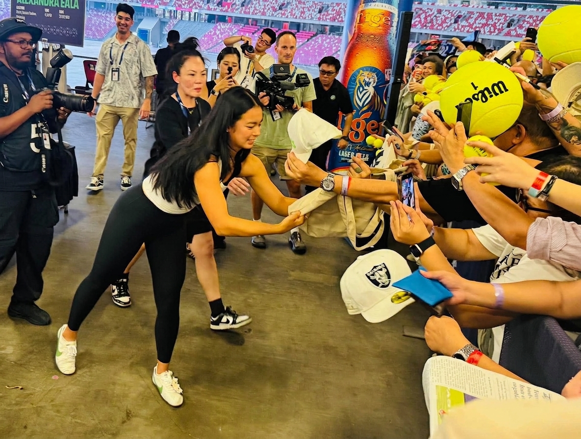 ROARING IN LION CITY: Huge crowd fires up Eala ahead of Singapore Open stint