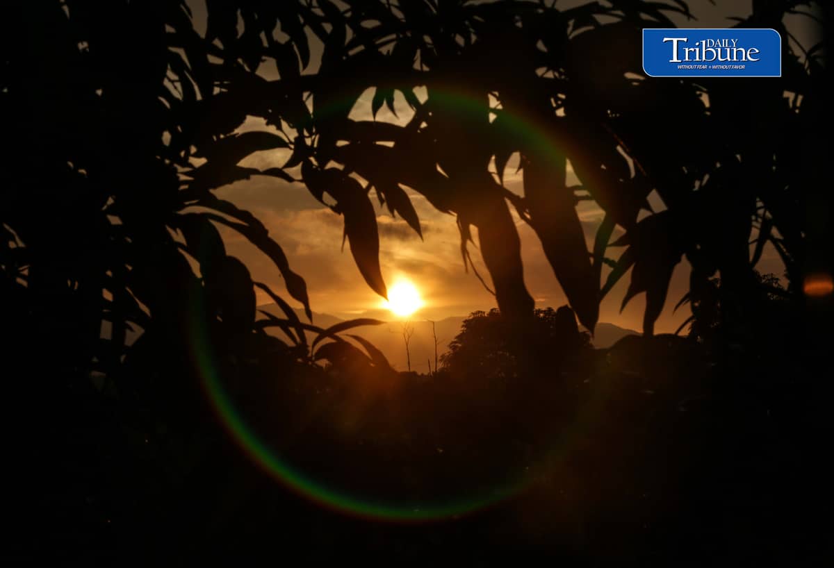 EQUINOX MORNING
The sun rises brightly over Caloocan City on Wednesday, 23 September 2026, as the Philippines experiences the September equinox.
PAGASA said the equinox occurred at around 8 a.m., when the sun was directly above the equator, making day and night nearly equal in length. In Metro Manila, daylight lasted about 12 hours and six minutes. | Analy Labor