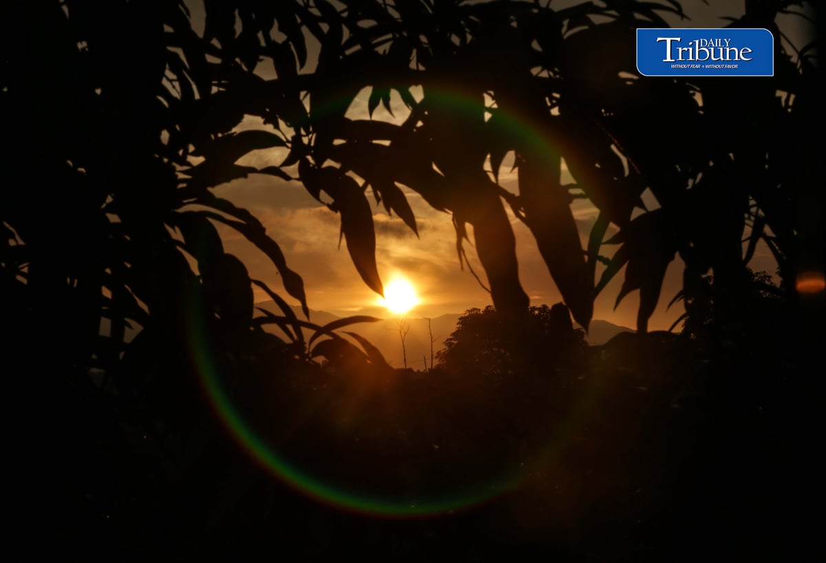 EQUINOX MORNING
The sun rises brightly over Caloocan City on Wednesday, 23 September 2026, as the Philippines experiences the September equinox.
PAGASA said the equinox occurred at around 8 a.m., when the sun was directly above the equator, making day and night nearly equal in length. In Metro Manila, daylight lasted about 12 hours and six minutes. | Analy Labor