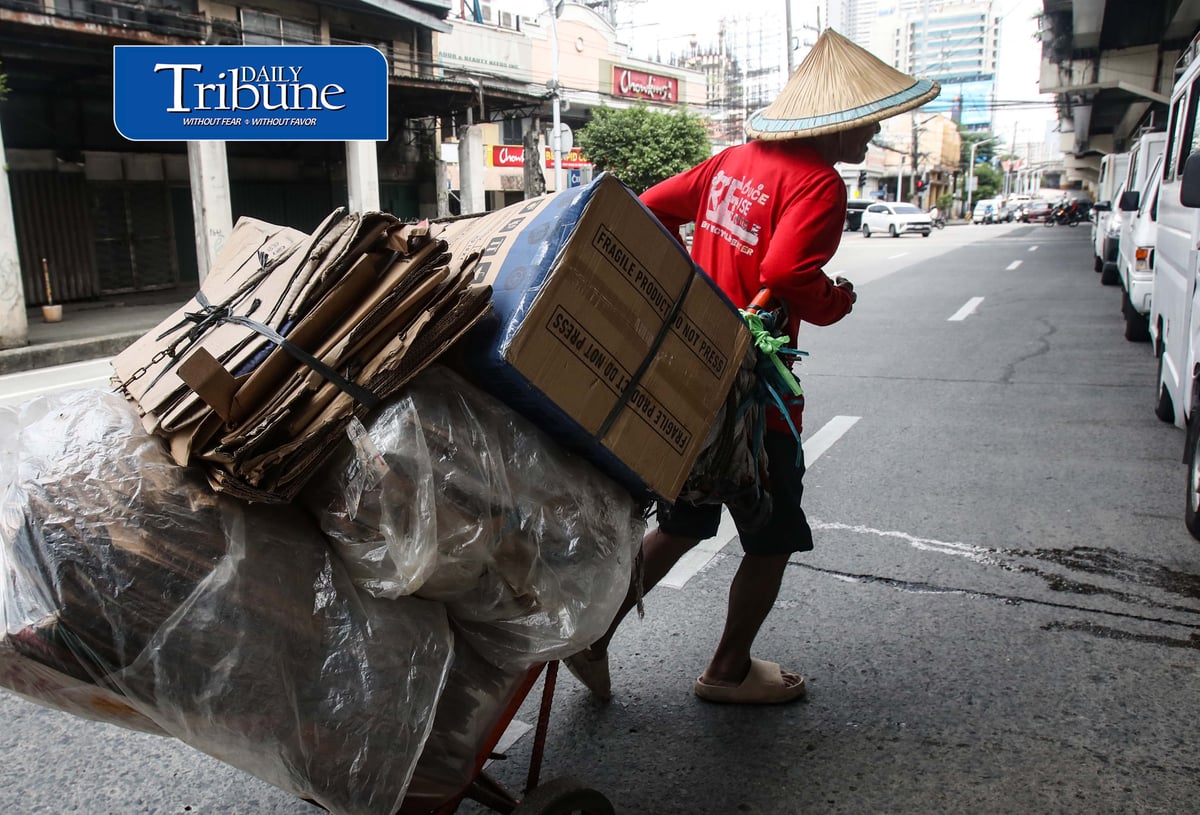 (September 24 2026) A man wearing Salakot, a traditional cone-shape lightweight headgear for protection against the rain, carrying an empty box heading to a junk shop to sell the empty box passing along Edsa in Quezon City. The hat remains a recognized symbol of Filipino identity, resilience, and rural life. Photo/Analy Labor