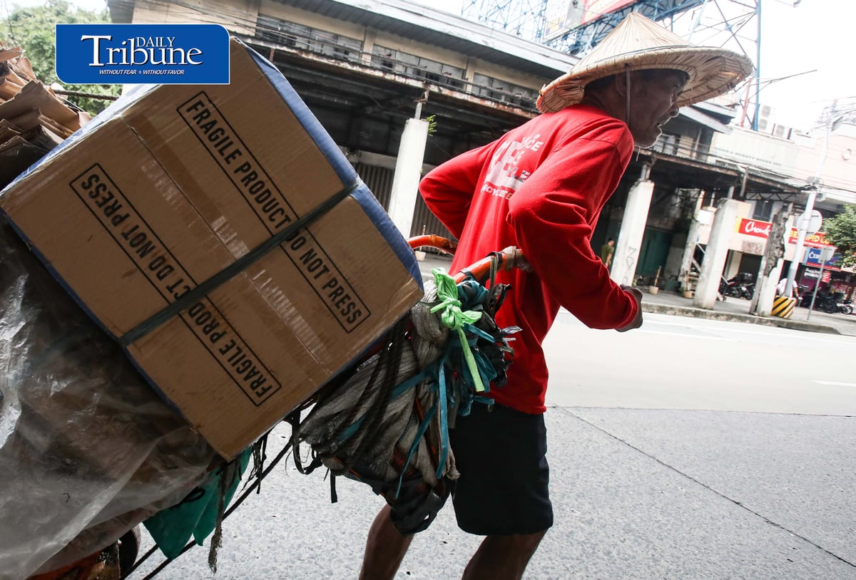 (September 24 2026) A man wearing Salakot, a traditional cone-shape lightweight headgear for protection against the rain, carrying an empty box heading to a junk shop to sell the empty box passing along Edsa in Quezon City. The hat remains a recognized symbol of Filipino identity, resilience, and rural life. Photo/Analy Labor