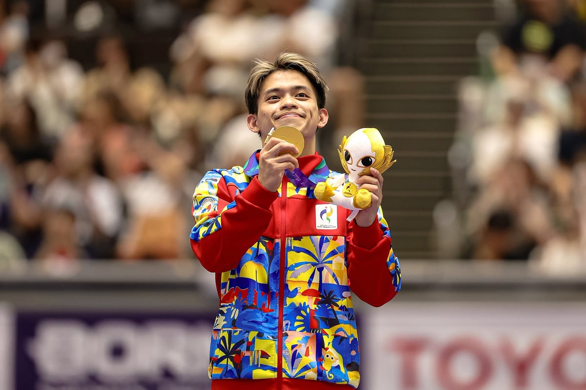 FLEXING gold Carlos Yulo shows off his gold medal during the awarding ceremony for the men’s floor exercise at the 2026 Asian Games — another golden moment for the Philippines’ gymnastics ace.
