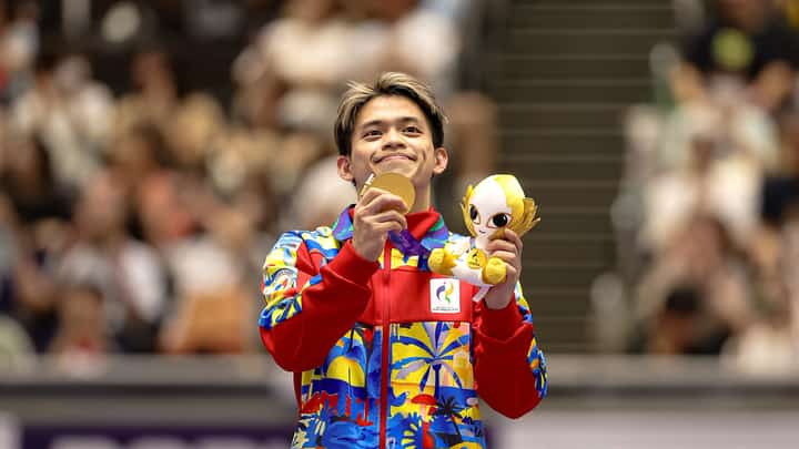 FLEXING gold Carlos Yulo shows off his gold medal during the awarding ceremony for the men’s floor exercise at the 2026 Asian Games — another golden moment for the Philippines’ gymnastics ace.