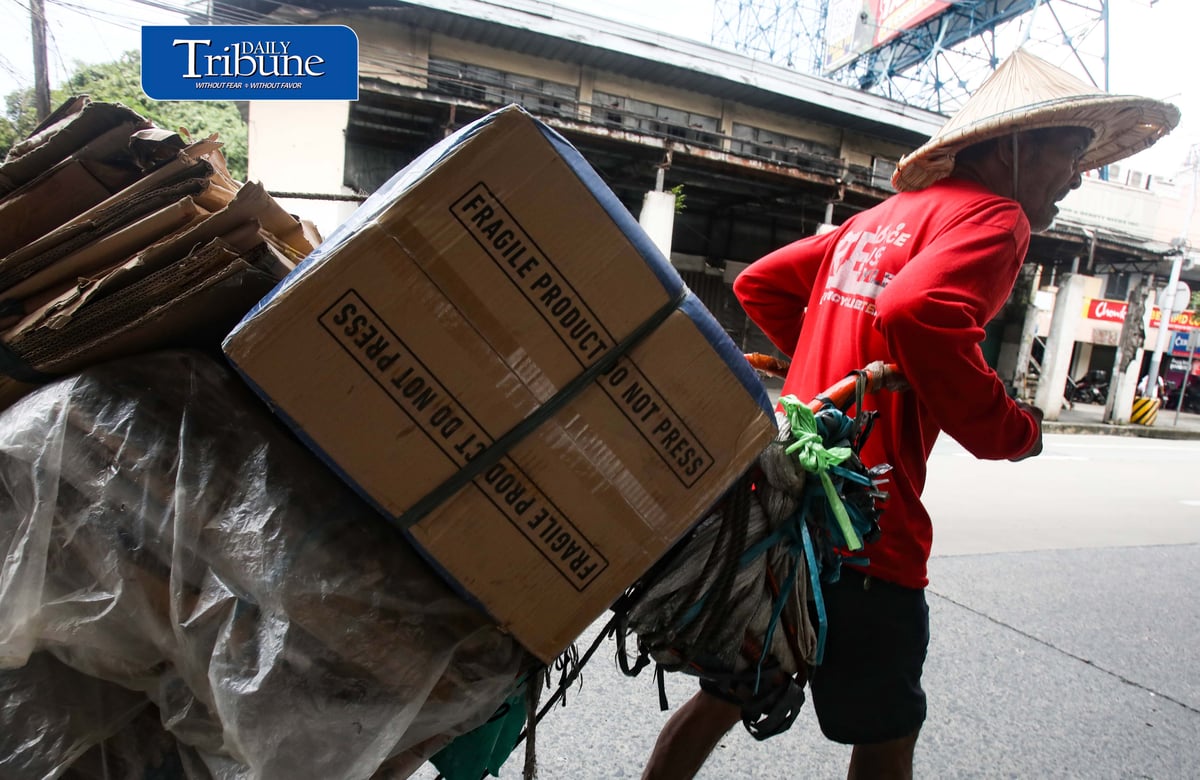 (September 24 2026) A man wearing Salakot, a traditional cone-shape lightweight headgear for protection against the rain, carrying an empty box heading to a junk shop to sell the empty box passing along Edsa in Quezon City. The hat remains a recognized symbol of Filipino identity, resilience, and rural life. Photo/Analy Labor