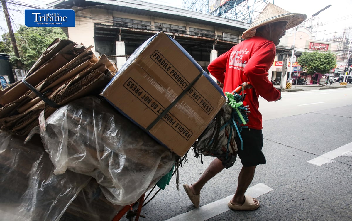 (September 24 2026) A man wearing Salakot, a traditional cone-shape lightweight headgear for protection against the rain, carrying an empty box heading to a junk shop to sell the empty box passing along Edsa in Quezon City. The hat remains a recognized symbol of Filipino identity, resilience, and rural life. Photo/Analy Labor