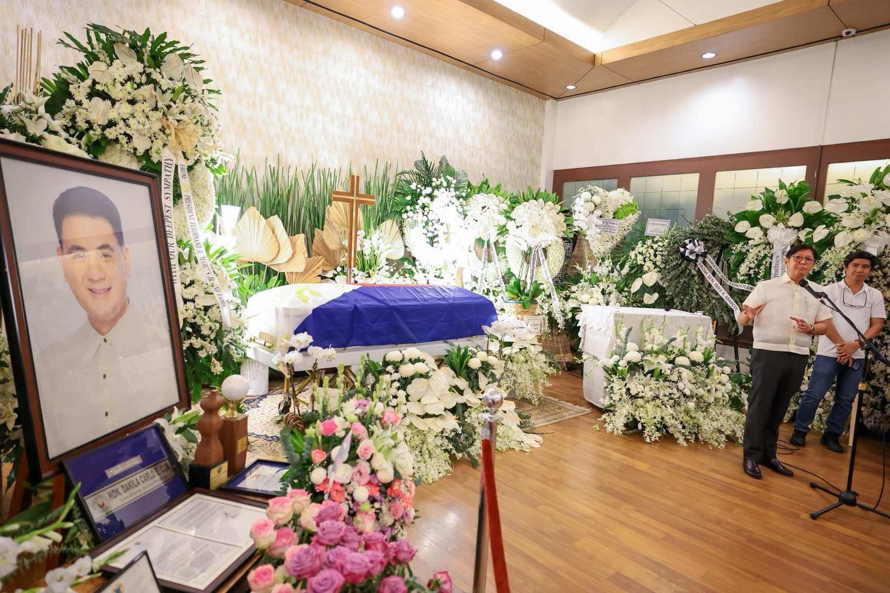 Marcos pays final respects to Cua