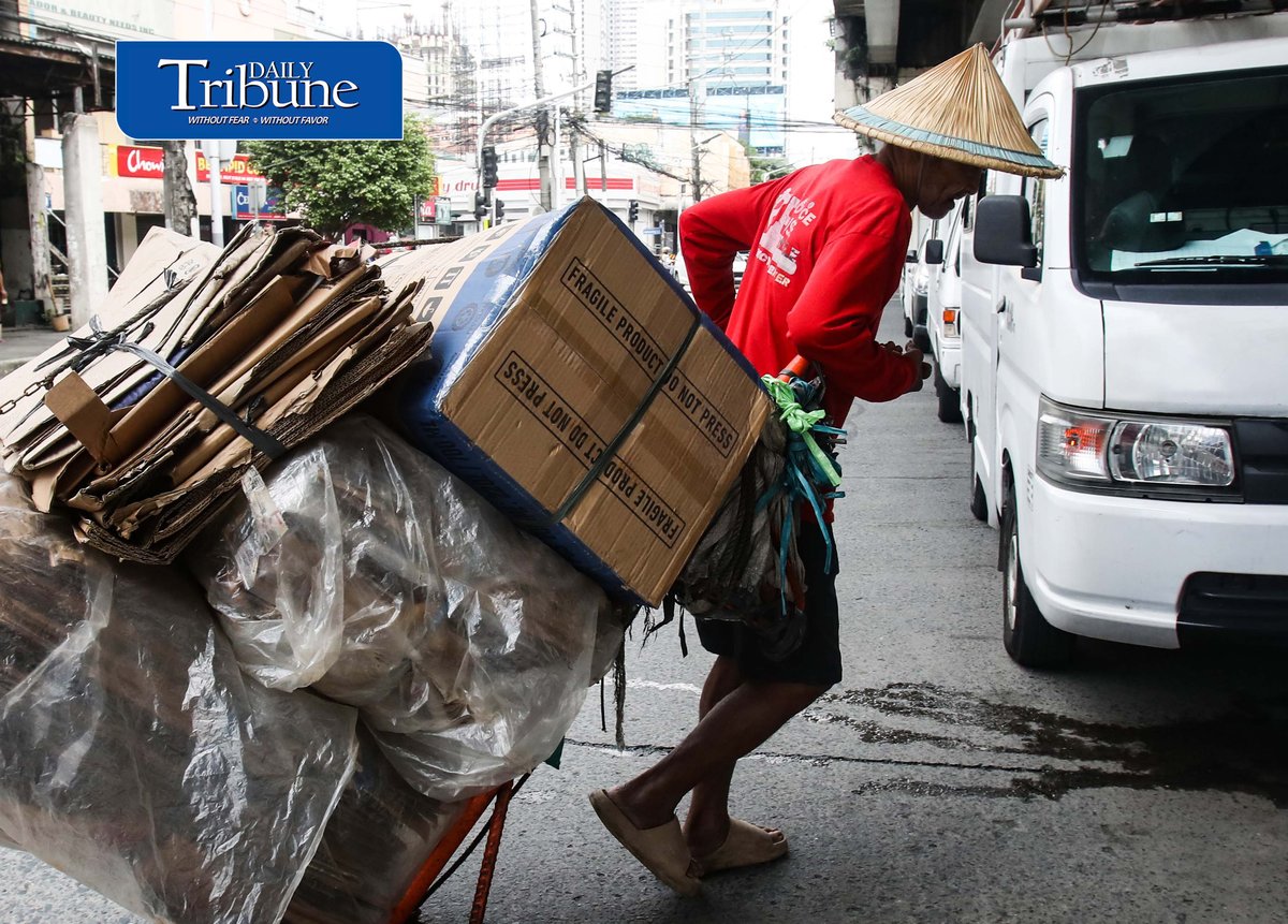 (September 24 2026) A man wearing Salakot, a traditional cone-shape lightweight headgear for protection against the rain, carrying an empty box heading to a junk shop to sell the empty box passing along Edsa in Quezon City. The hat remains a recognized symbol of Filipino identity, resilience, and rural life. Photo/Analy Labor