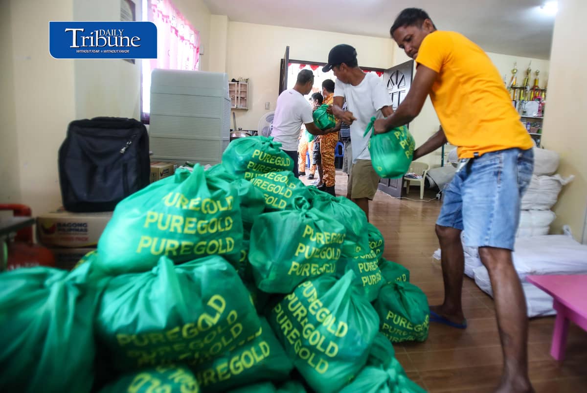 Members of the Rotary Club of Makati Hope Mission, led by club president Chris Ferareza, distribute food packs, sleeping mats, blankets and bottled water to 200 flood-affected families in Calumpit, Bulacan, on Friday, 25 September 2026.
Several families continue to struggle as their homes remain submerged following days of heavy rain. | Analy Labor