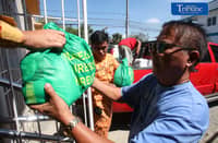 Members of the Rotary Club of Makati Hope Mission, led by club president Chris Ferareza, distribute food packs, sleeping mats, blankets and bottled water to 200 flood-affected families in Calumpit, Bulacan, on Friday, 25 September 2026.
Several families continue to struggle as their homes remain submerged following days of heavy rain. | Analy Labor