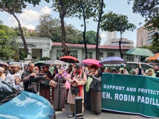 Muslim supporters rally for Padilla outside DOJ