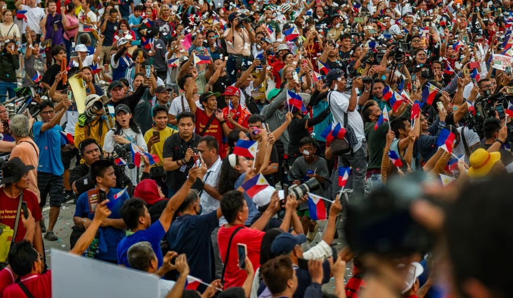 Most Filipinos wave white flag on corruption 
