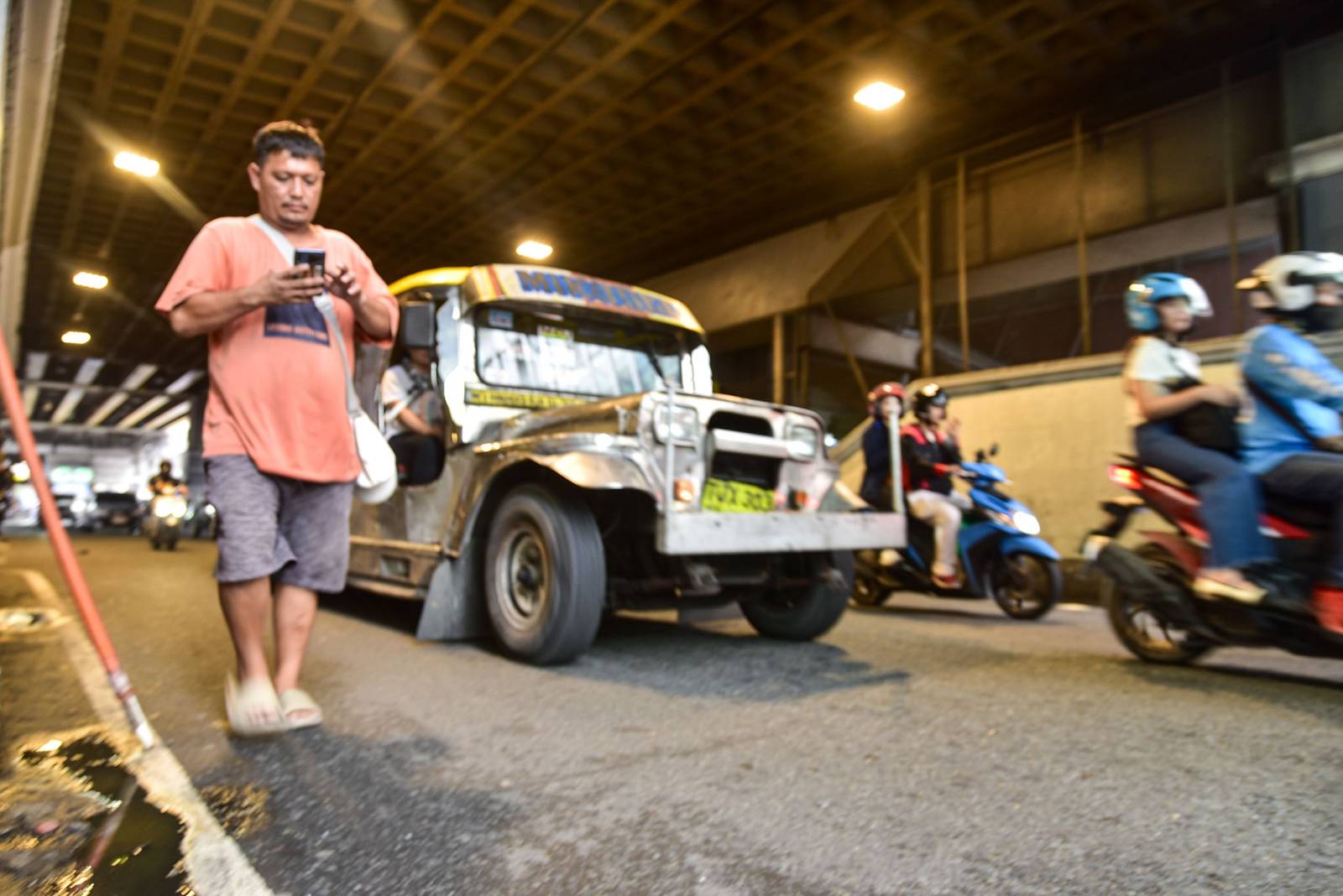 Jeepneys continue to ply their daily routes in Manila on September 26 following the Department of Transportation’s approval of the Land Transportation Franchising and Regulatory Board’s recommended fare hike. The minimum fare for traditional jeepneys increased to P14 from P13 while modern jeepney fares rose to P17 from P15, with additional charges for succeeding kilometers.  l Zedrich Xylak Madrid