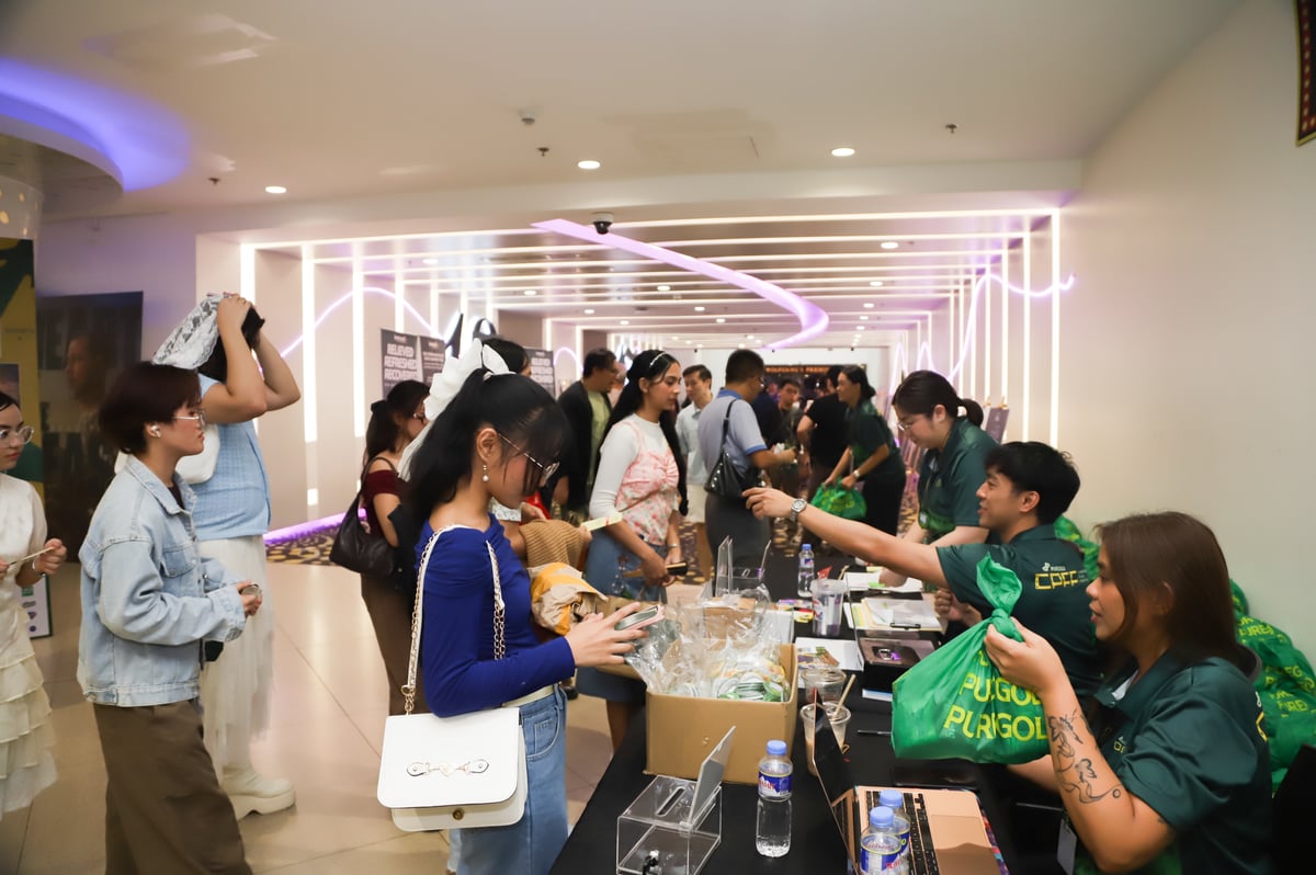 Moviegoers receive grocery bags as souvenirs at the Puregold CinePanalo Film Festival.