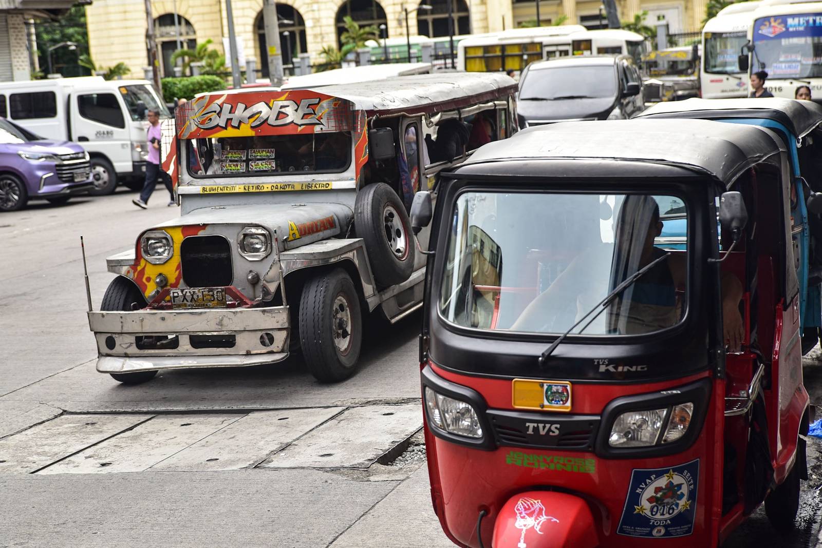 Jeepneys continue to ply their daily routes in Manila on September 26 following the Department of Transportation’s approval of the Land Transportation Franchising and Regulatory Board’s recommended fare hike. The minimum fare for traditional jeepneys increased to P14 from P13 while modern jeepney fares rose to P17 from P15, with additional charges for succeeding kilometers.  l Zedrich Xylak Madrid