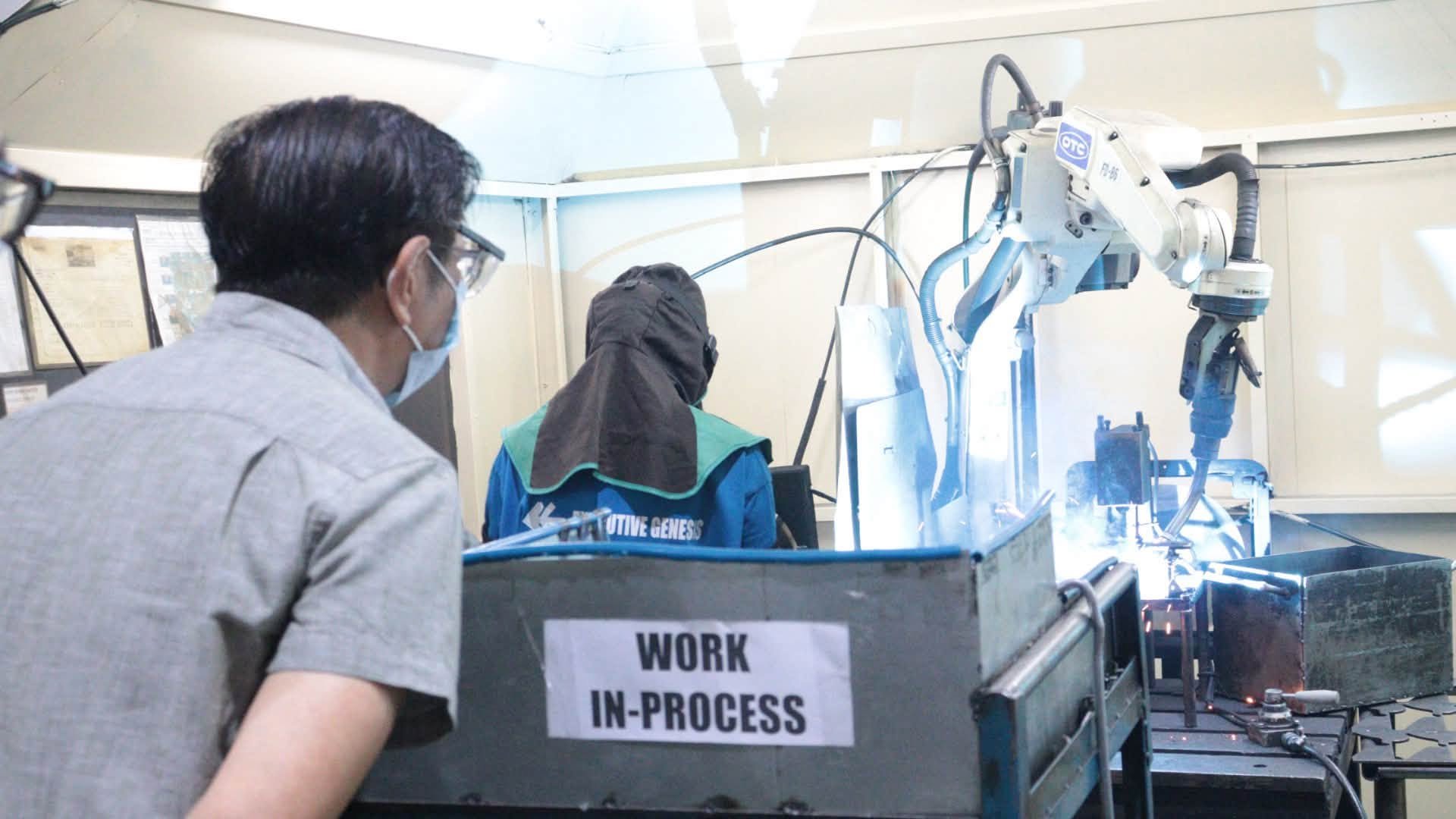 Marcos inspects steel processing center, highlights Industry 4.0