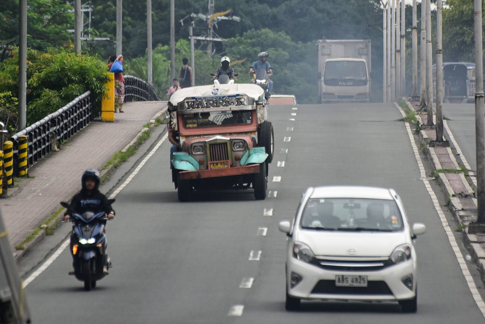 Jeepneys continue to ply their daily routes in Manila on September 26 following the Department of Transportation’s approval of the Land Transportation Franchising and Regulatory Board’s recommended fare hike. The minimum fare for traditional jeepneys increased to P14 from P13 while modern jeepney fares rose to P17 from P15, with additional charges for succeeding kilometers.  l Zedrich Xylak Madrid