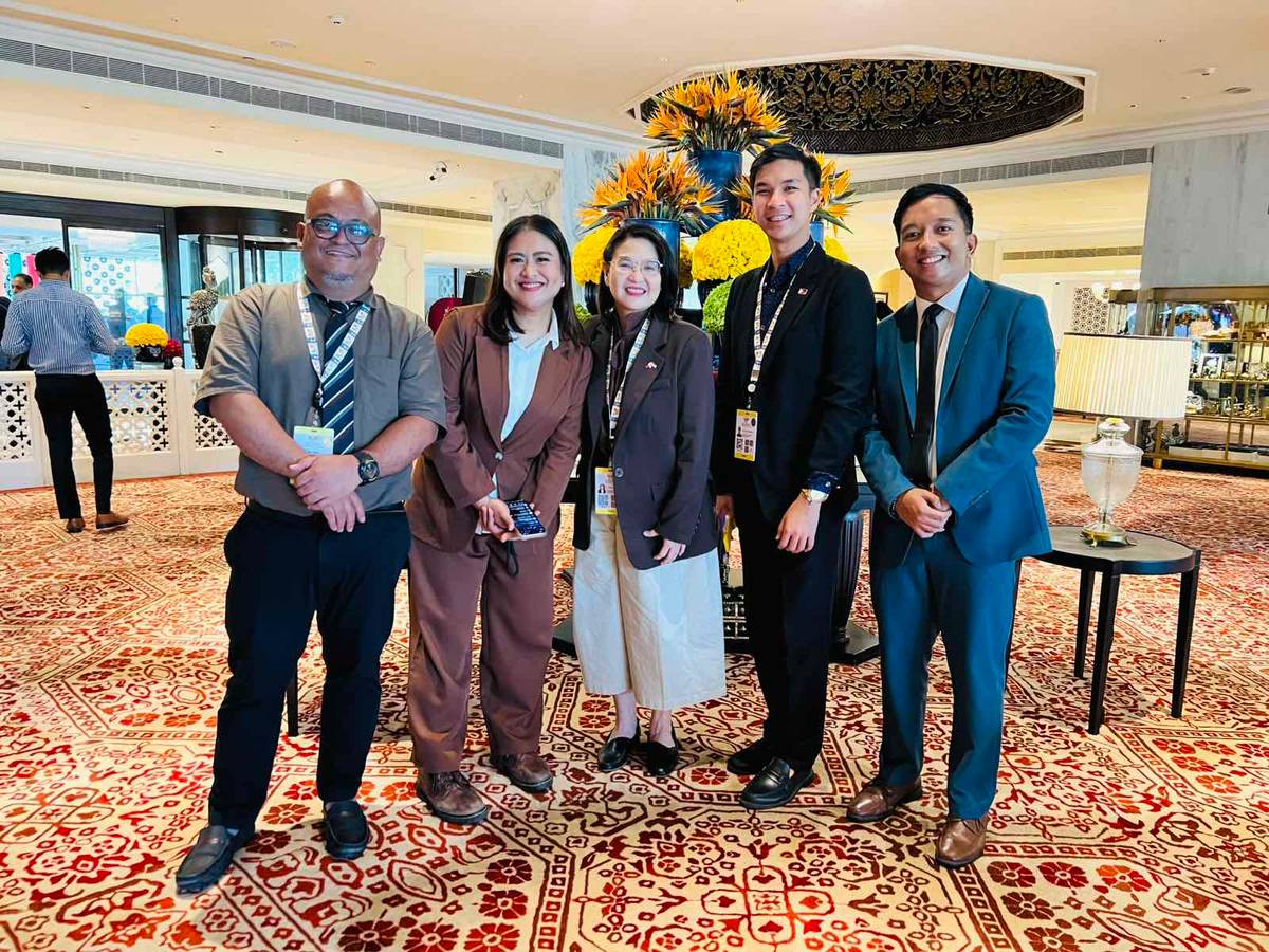 JOURNALISTS share a moment with Malacañang spokesperson Claire Castro (third from left).