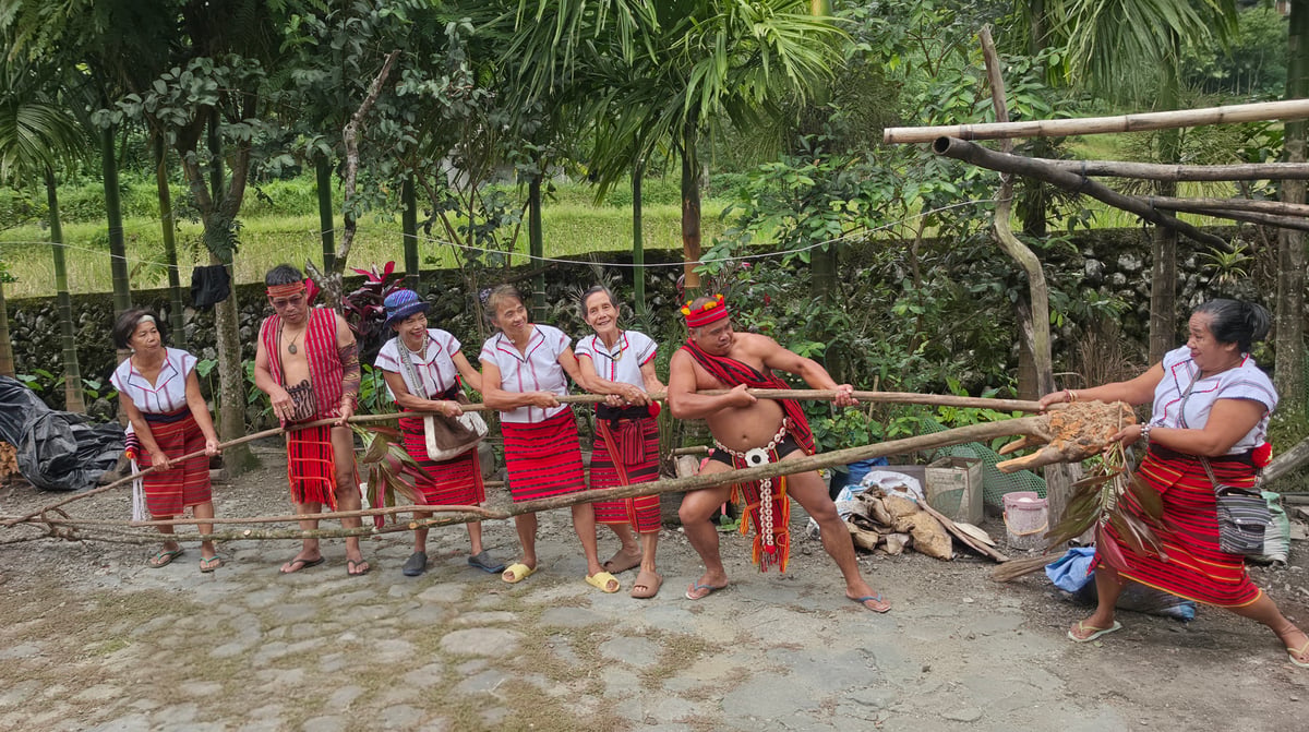 HAPAO residents playfully test their strength with their pakid before heading to the Hapao River for Punnuk.