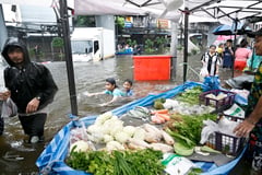 Floods tolls mount