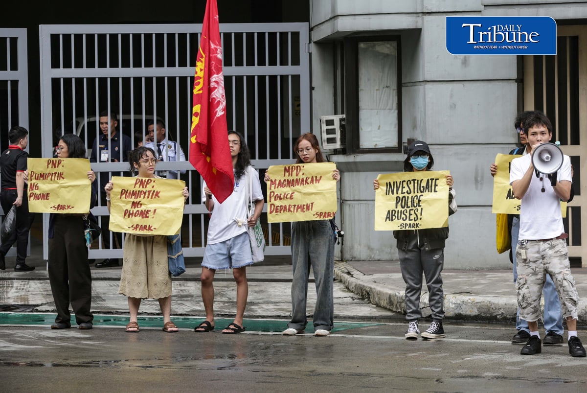 Members of the Samahan ng Progresibong Kabataan (SPARK) hold a picket outside the National Police Commission headquarters along EDSA in Quezon City on Monday, 28 September 2026, to protest the alleged confiscation of student activists’ phones and other alleged abuses by Manila police during the 21 September demonstrations. | Analy Labor