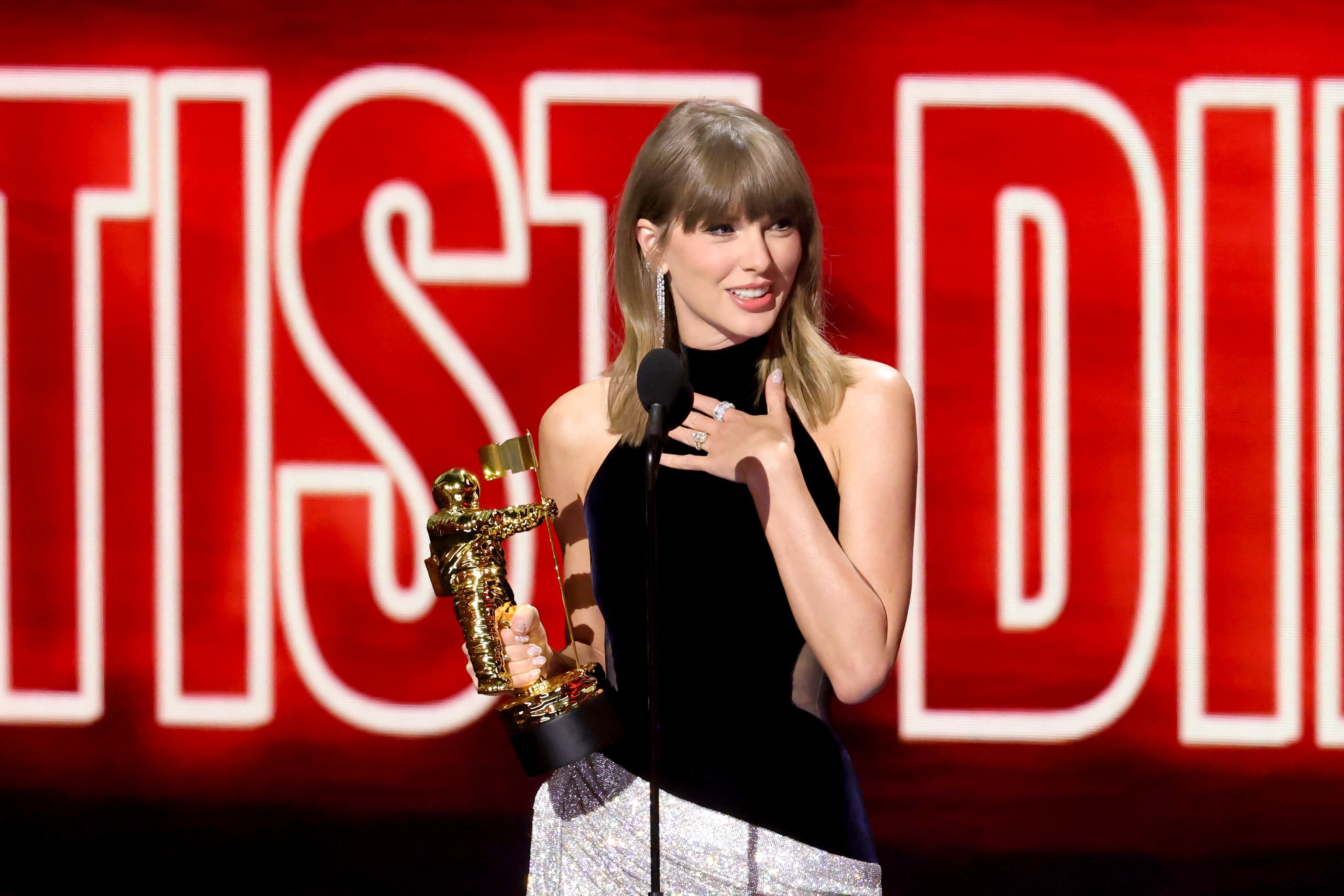 Taylor Swift pays tribute to Dolly Parton after VMAs triumph