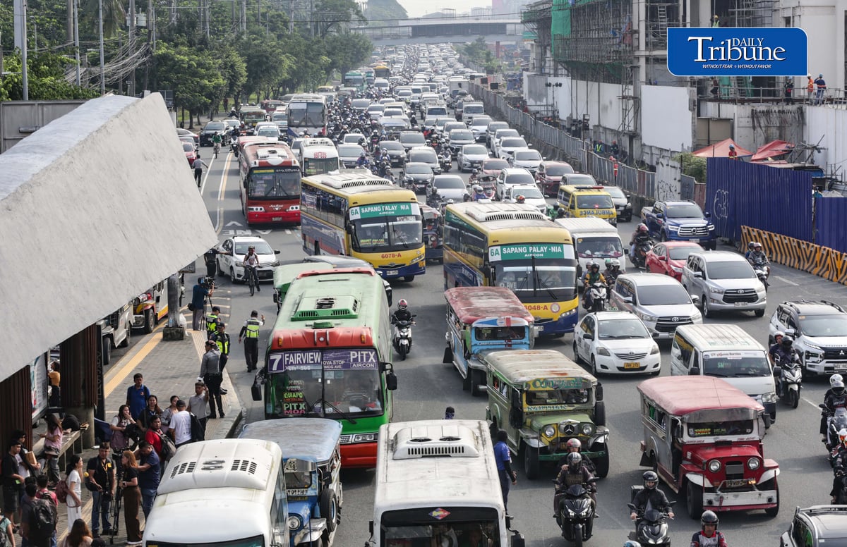 (September 28 2026) Motorists endure heavy traffic along Commonwealth avenue in Quezon City, on Monday morning September 28 2026. Photo/Analy Labor
