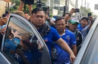 THE CONFRONTATION: Transport group Manibela President Mar Valbuena confronted personnel inside the LTFRB-NCR vehicle parked beside a PUV stop near the Philcoa Footbridge along Commonwealth Avenue in Quezon City at around 8 a.m. on Monday, 28 September.