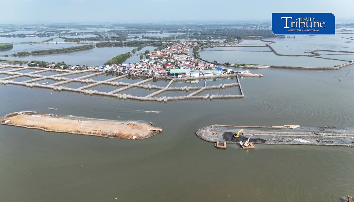 NATURE-BASED DEFENSE VS FLOODING, EROSION
An aerial view shows the Philippines’ first nature-based coastal protection pilot project in Barangay Pamarawan, Malolos City, Bulacan, on Tuesday, 29 September 2026.
The project uses interlocking bamboo frames and cribbing to reduce wave energy and trap sediments along the shoreline, while oyster bags and sediment traps help raise the seabed and support oyster reef recovery and aquatic habitats.
The initiative was developed by Dutch engineering firm Haskoning in partnership with the Malolos City government. | Analy Labor