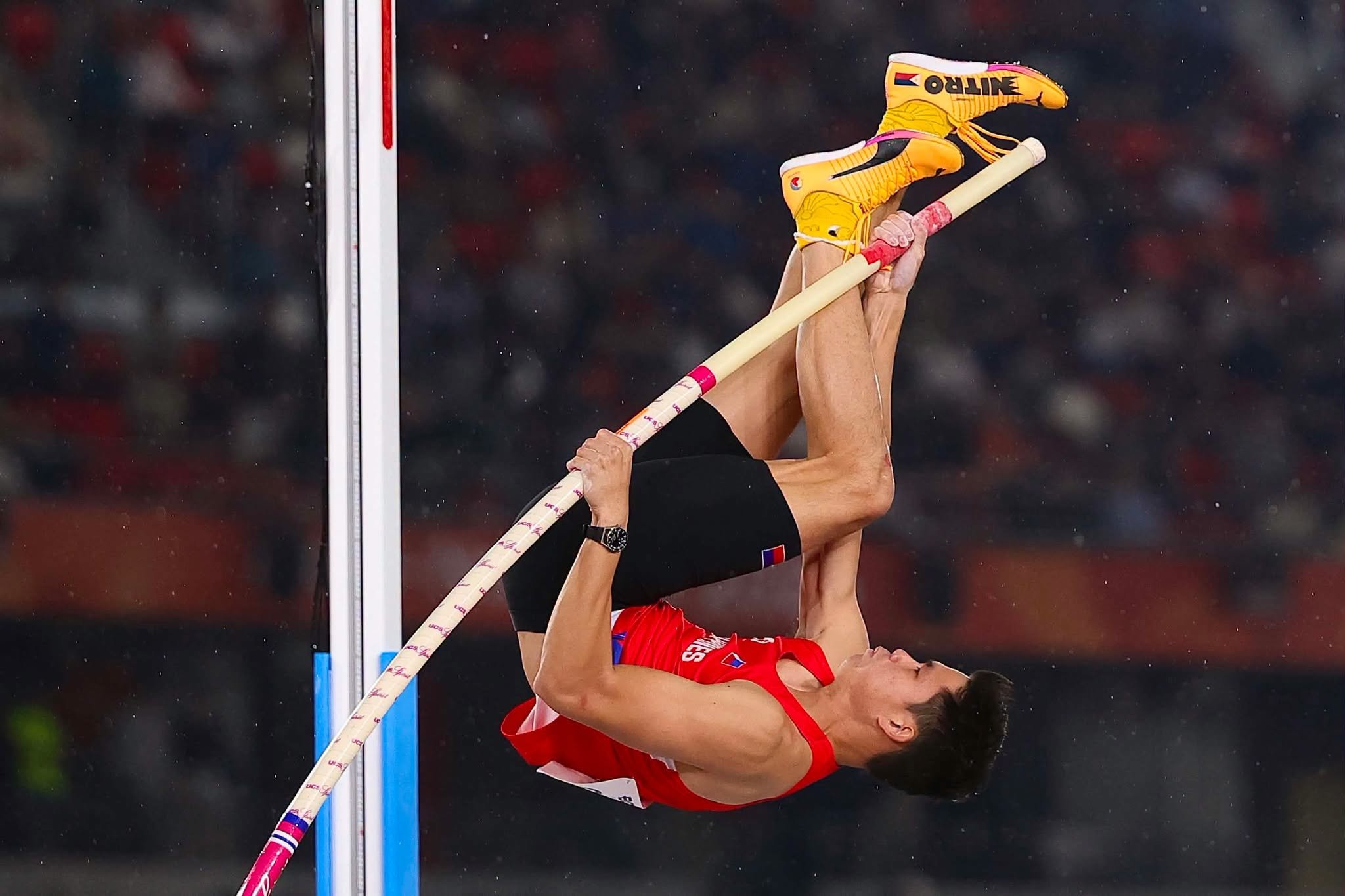 THE KING STILL REIGNS: Obiena shatters Asian Games record anew, retains crown