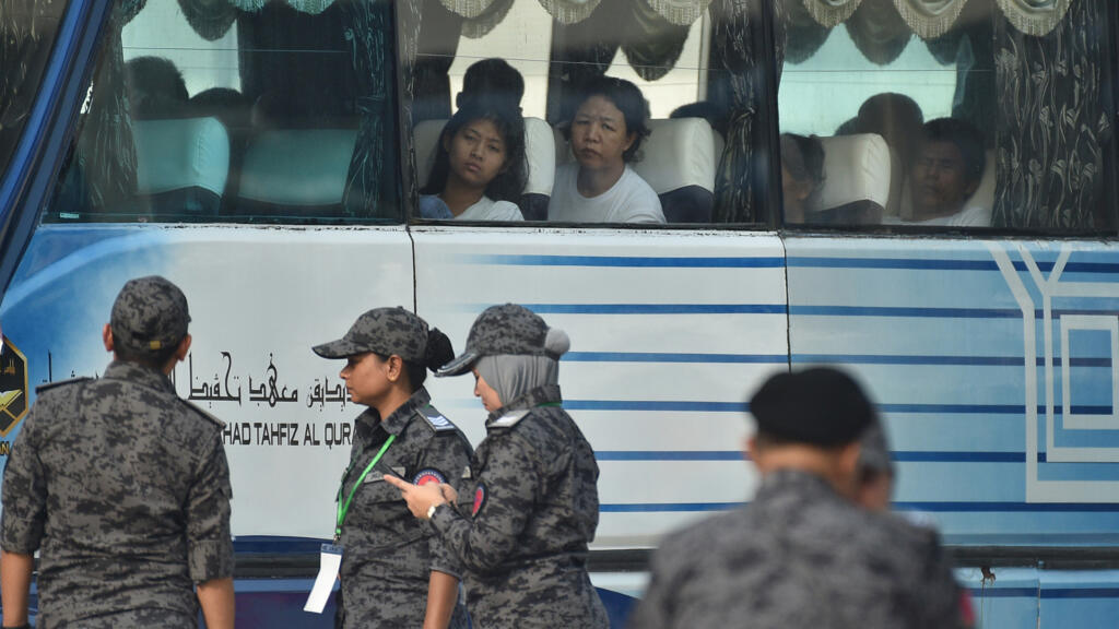 Malaysia begins repatriating Myanmar migrants