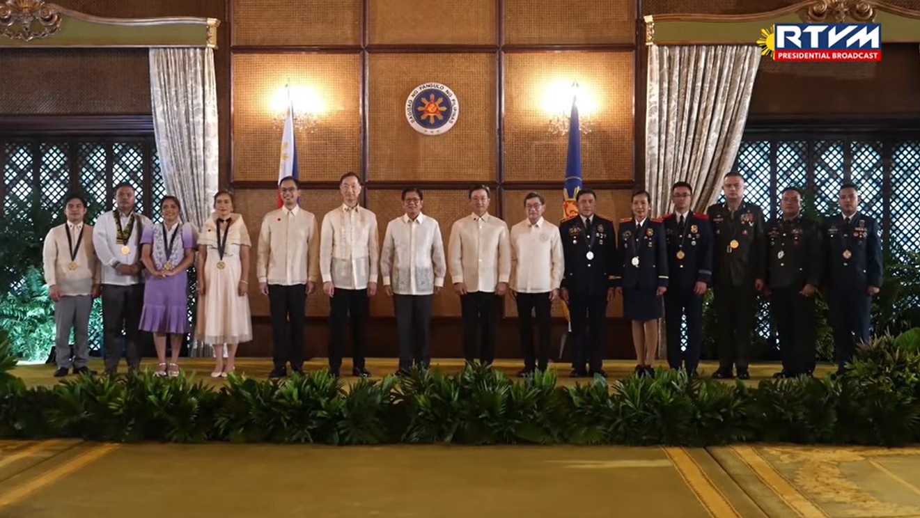 BBM honors 10 outstanding Filipinos
