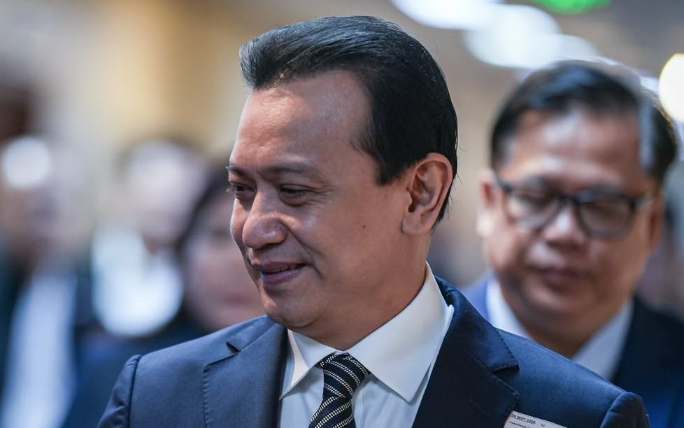 Ex-senator volunteers as witness