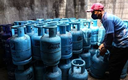 IMF warns fuel tax cuts favor upper-income households