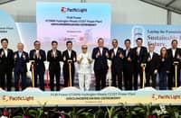 AT THE groundbreaking ceremony of PacificLight’s 670MW Hydrogen-Ready CCGT Power Plant: Singapore Minister for Trade and Industry (Energy and Industry) Dr. Tan See Leng (center); managing director and chief executive officer of First Pacific; MGEN chairman Manuel V. Pangilinan (white); president and CEO of MGEN Emmanuel V. Rubio (seventh from right); non-executive director of PacificLight and director, First Pacific Ray C. Espinosa (third from left); CEO of PacificLight Power Yu Tat Ming (fifth from left), among other distinguished guests and industry partners.