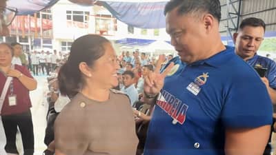 NO strike, please First Lady Liza Araneta-Marcos playfully asks Manibela chairman Mar Valbuena to hold off on transport strikes during the government’s rice distribution program for transport workers. Valbuena responds with a BBM hand gesture and another over his chest after Manibela called off its planned strike on Monday.