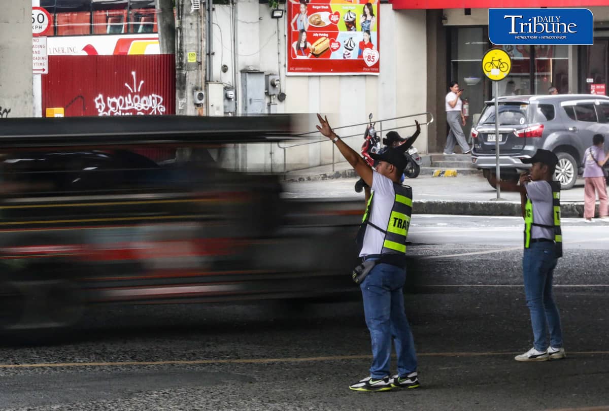 NEW TRAFFIC ENFORCERS TRAIN AHEAD OF NCAP RETURN
New traffic enforcers undergo training while directing vehicles at EDSA and Kamuning Avenue in Quezon City on Thursday, 1 October 2026.
The training focuses on discipline, core law enforcement skills and professionalism before personnel are deployed to major Metro Manila roads.
The No-Contact Apprehension Policy is set to resume on 5 October, according to announcements from several local governments, including Quezon City and Manila. | Analy Labor