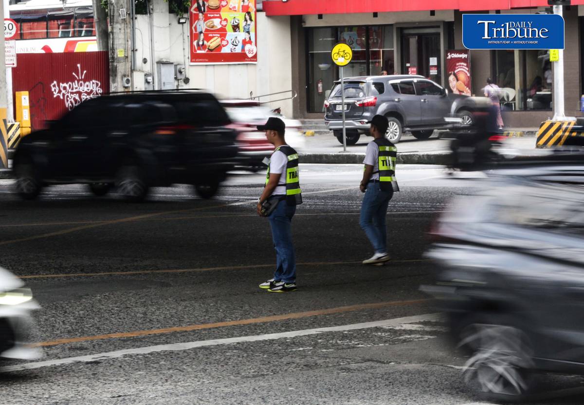 NEW TRAFFIC ENFORCERS TRAIN AHEAD OF NCAP RETURN
New traffic enforcers undergo training while directing vehicles at EDSA and Kamuning Avenue in Quezon City on Thursday, 1 October 2026.
The training focuses on discipline, core law enforcement skills and professionalism before personnel are deployed to major Metro Manila roads.
The No-Contact Apprehension Policy is set to resume on 5 October, according to announcements from several local governments, including Quezon City and Manila. | Analy Labor