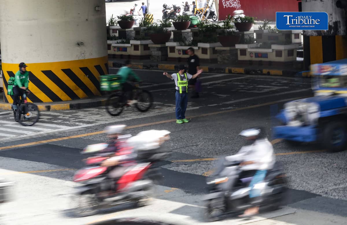 NEW TRAFFIC ENFORCERS TRAIN AHEAD OF NCAP RETURN
New traffic enforcers undergo training while directing vehicles at EDSA and Kamuning Avenue in Quezon City on Thursday, 1 October 2026.
The training focuses on discipline, core law enforcement skills and professionalism before personnel are deployed to major Metro Manila roads.
The No-Contact Apprehension Policy is set to resume on 5 October, according to announcements from several local governments, including Quezon City and Manila. | Analy Labor