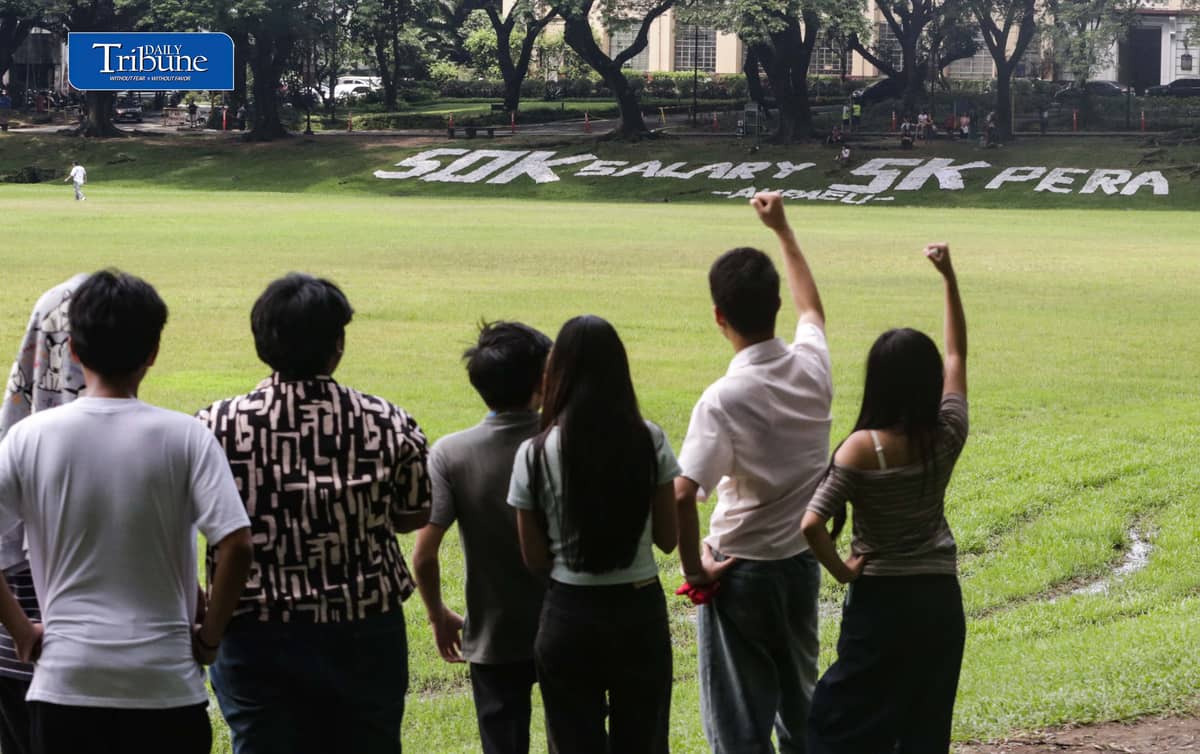 UP FACULTY PUSHES P50,000 ENTRY-LEVEL PAY
The All U.P. Academic Employees Union mounts a giant installation at the University of the Philippines Diliman in Quezon City on Thursday, 1 October 2026, calling for a P50,000 entry-level salary for teaching personnel in state universities and colleges and a P5,000 increase in the Personnel Economic Relief Allowance for government employees.
The action comes ahead of World Teachers’ Day on 5 October. | Analy Labor